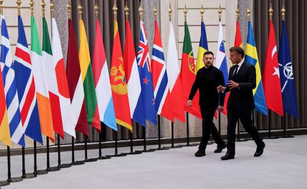 
                    Макрон назвал число стран, готовых участвовать в гарантиях для Украины
                