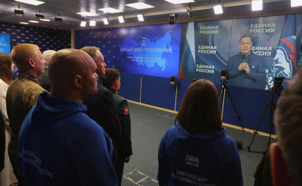
                    Медведев рассказал, что бывает, когда власть в стране &laquo;сыпется&raquo;
                