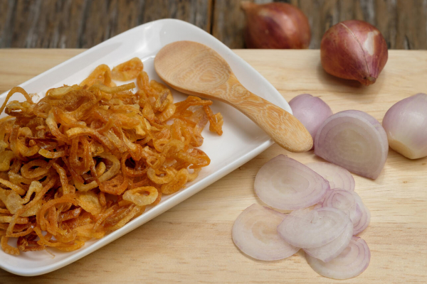 Готовим хрустящий жареный лук в микроволновке за пару минут &mdash; вкусно и полезно
