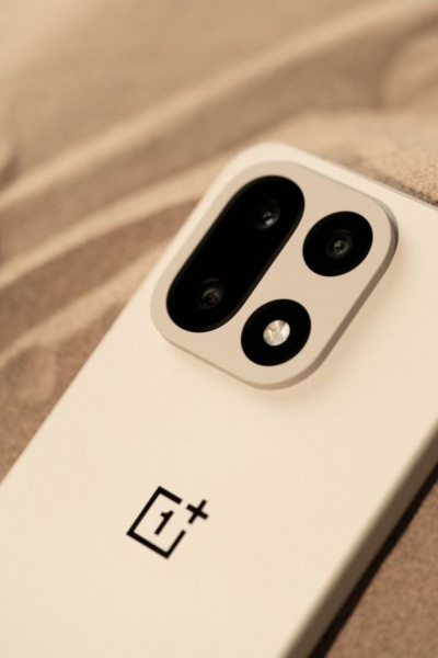 OnePlus 15 показали на фото &mdash; в новом &laquo;песочном&raquo; цвете
