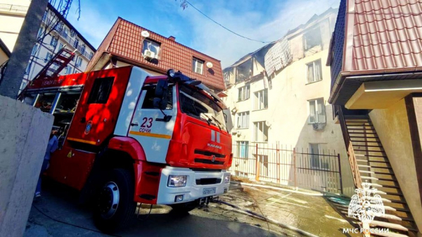 В Сочи пожар в жилом доме охватил 600 кв. метров: пострадали четверо, в том числе три ребенка