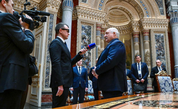 
                    Лукашенко посоветовал Зеленскому договориться
                