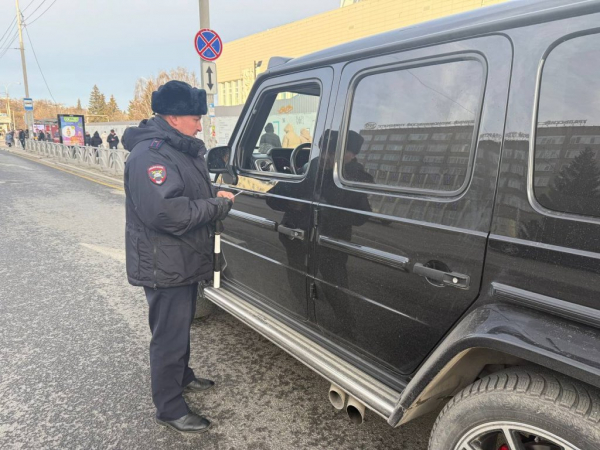 В Екатеринбурге гаишники сняли тонировку с двух &laquo;геликов&raquo; (ФОТО)
