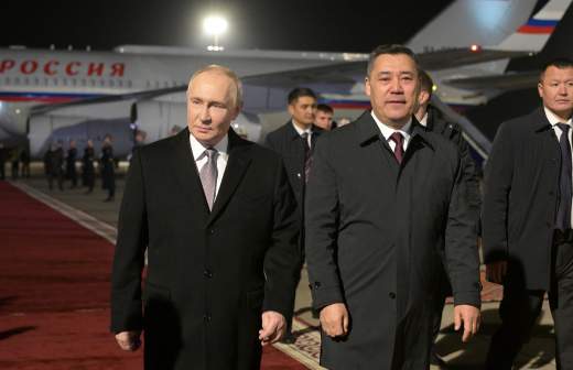 
                    Путин поздоровался с почетным караулом на киргизском языке

        