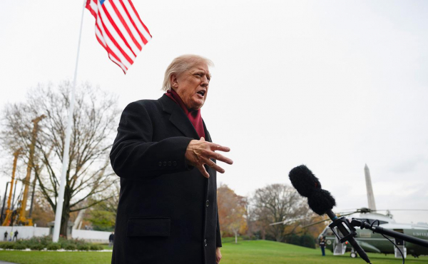 
                    Трамп призвал Зеленского принять план или бороться изо всех небольших сил
                